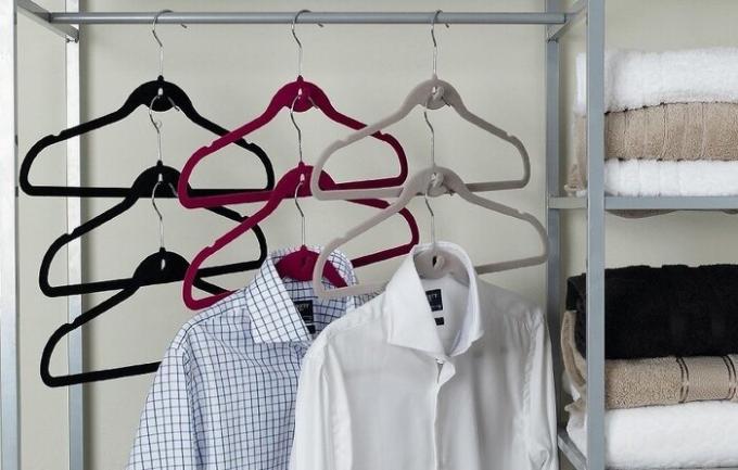 På flere niveauer bøjle kan hænge skjorter, jakker, kjoler. / Foto: kvartblog.ru
