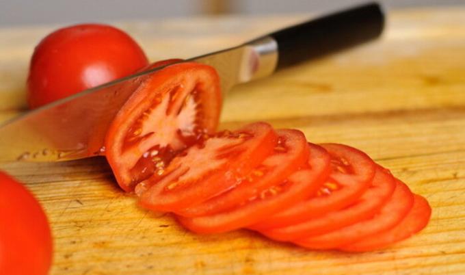 Tomater skæres i cirkler.