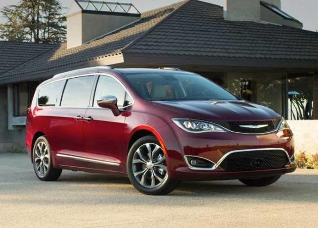 Amerikansk minivan Chrysler Pacifica har modtaget adskillige overskrifter til "Bedste minivan" i henhold til de forskellige organisationer. | Foto: forestlakechrysler.com.