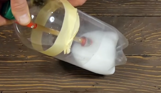 Plastflaske børste kan stå i nogen tid i opløsningsmidlet 