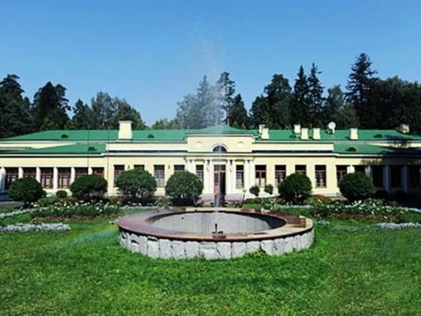 Sommerhus i Semenov på ordrer Andropov malet i lyse farver, men det var grøn på tidspunktet for Stalin. | Foto: diletant.media.