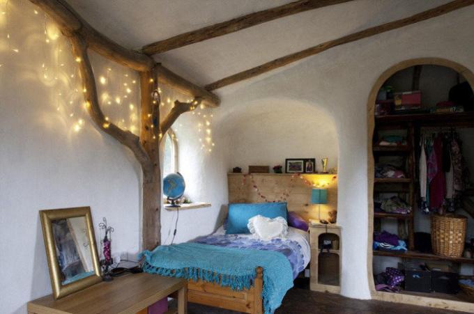 Hyggelig soveværelse i et hus hobbit. | Foto: thesun.co.uk.