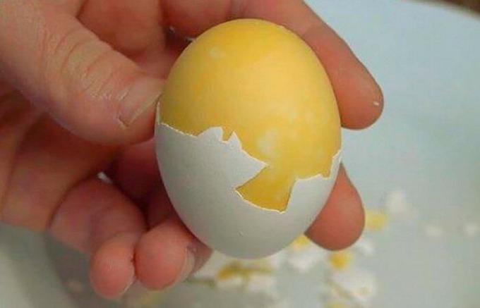 Sådan at koge en æggeblomme ud.