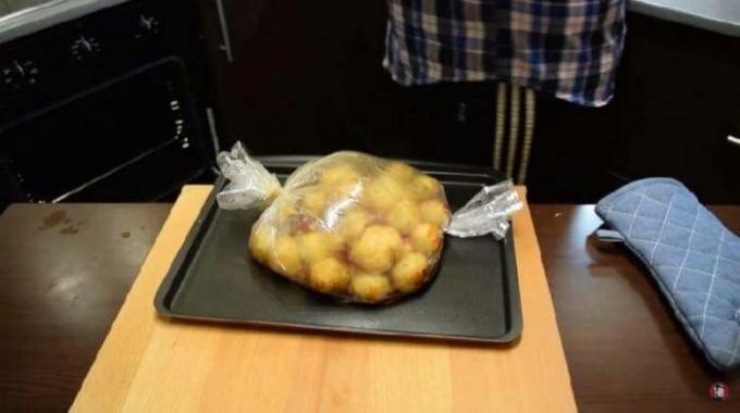Kartofler foldes til muffen.