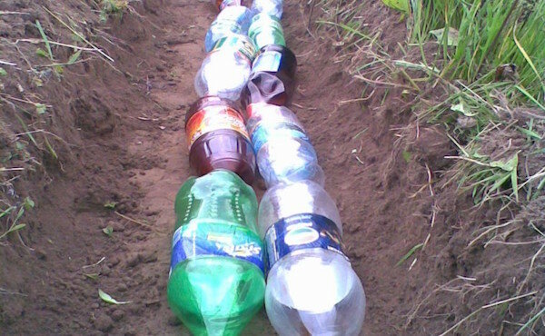 Afløb til portion af plastflasker