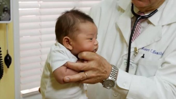 Hvordan til at dulme en grædende baby i et par sekunder: børnelæge Råd med 30 års erfaring