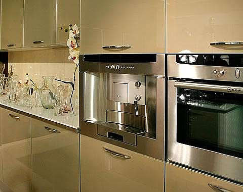 Det er svært at forestille sig et moderne køkken uden ovn og andre husholdningsapparater.
