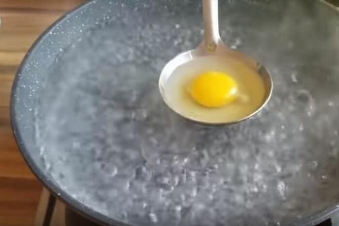 Hæld ægget. / Foto: youtube.com. 
