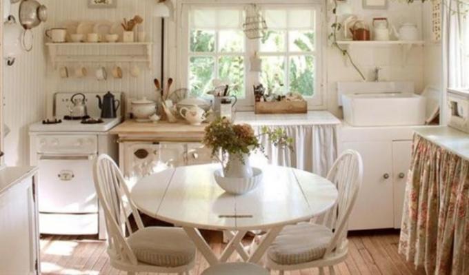 Hvidt køkken i Provence-stil (39 fotos), udvalg af tapet, køkken sæt, tilbehør, gør-det-selv malerier, instruktioner, foto og video tutorials, pris