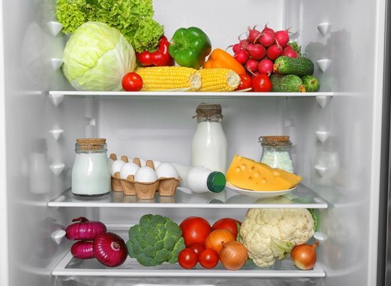 Fyld køleskabet med mad fra den liste, der kræves til ugens madlavning