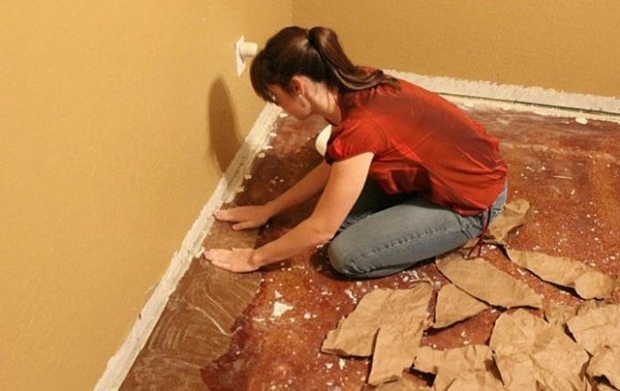 For at spare på reparationer, har denne kvinde opdateret gulv på grund af almindeligt papir.