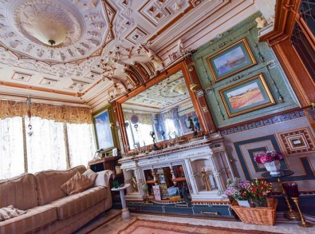 Adrian Rehman sagde, at hans lejlighed minder om den Versailles-slottet.