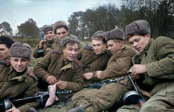 Hvorfor er soldater fra Anden Verdenskrig ikke bære camouflage på slagmarken