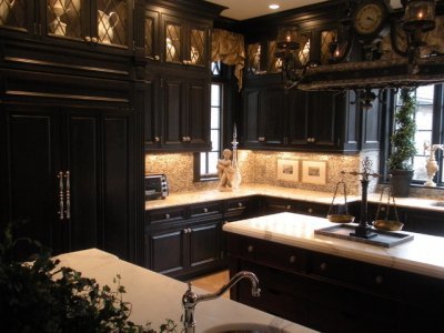 Sorte møbler giver køkkenets interiør elegance og soliditet
