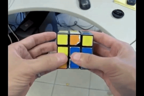 Sådan samles Rubiks terning via to bevægelser
