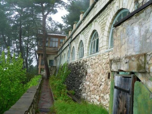 Dacha "Cold River" blev bygget i 1932-1933. på et bjerg hældning ved en højde på 200 meter over havets overflade (Abkhasien). | Foto: diletant.media.