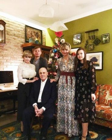 Starry familie samlet i lejligheden efter reparation (Julia Menshov med sin berømte familie).