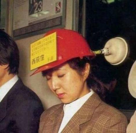 Japansk er ofte så træt, at jeg falder i søvn selv stående i den offentlige transport. / Foto: humourdemecs.com