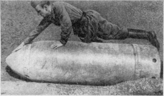 Sovjetisk soldat fanget med et projektil.