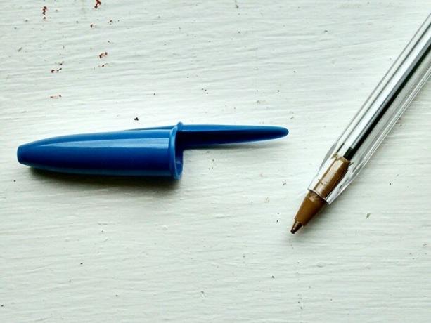 Hullerne i hætten af ​​en kuglepen lavet med en bagtanke. / Foto: eonline.lk