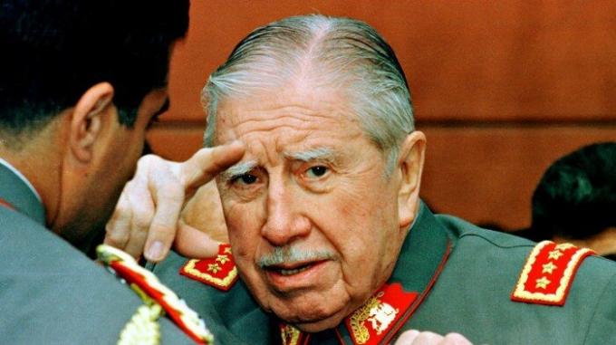 Pinochet er blevet kompromitteret af KGB.