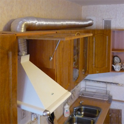 Installation af emhætten i ventilationssystemet ved hjælp af et specielt bølgerør