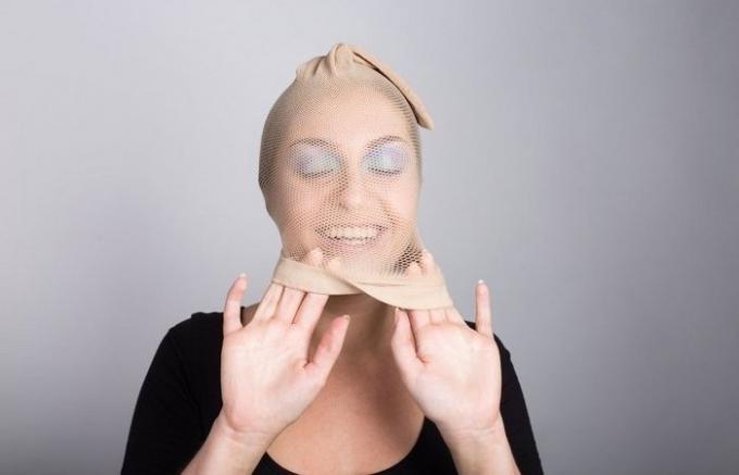 Make-up tricks: Girlfriends snoet i et tempel, så han en pige med en strømpe på hans hoved