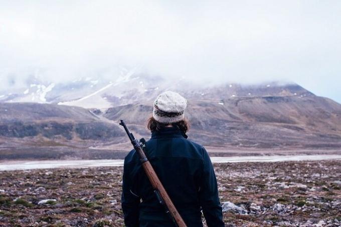 På turen kan man kun gå med en pistol (Longyearbyen, Norge).