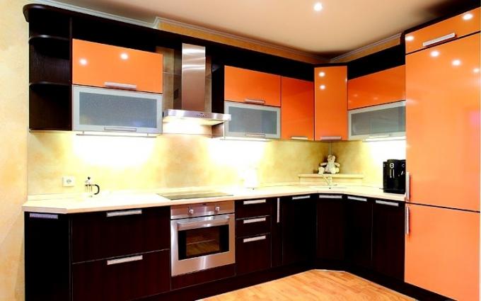 køkken design i orange farver