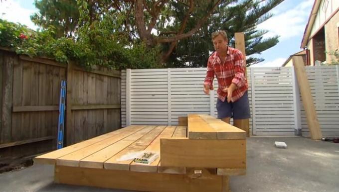 Jason Hodges bygger en seng, der vil stå i midten af ​​værftet.