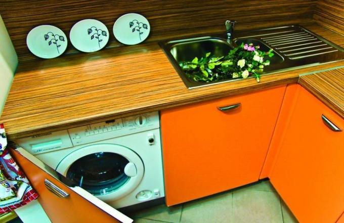 Vaskemaskine i køkkenet under bordpladen
