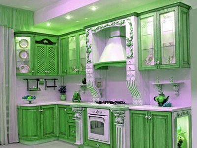 Grønne køkkenmøbler med en smaragdfarvet nuance