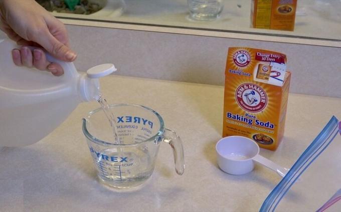 Bagepulver og eddike vil bidrage til at rense en bruser hoved fra kalk.