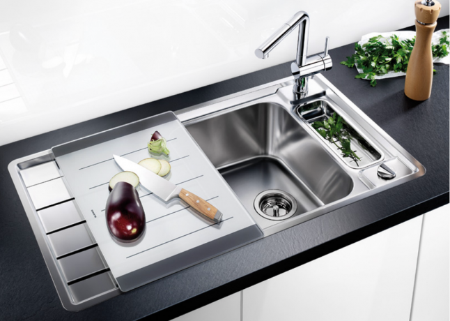 Køkkenvasken i rustfrit stål kan også udstyres med en opvaskemaskine. Dette tilbehør er for nylig blevet meget populært på grund af dets funktionalitet. Den er installeret på den rillede side af vasken.