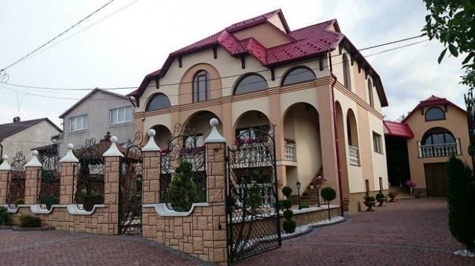 Den rigeste landsby i Ukraine, hvor der ikke er én-etagers bygning.