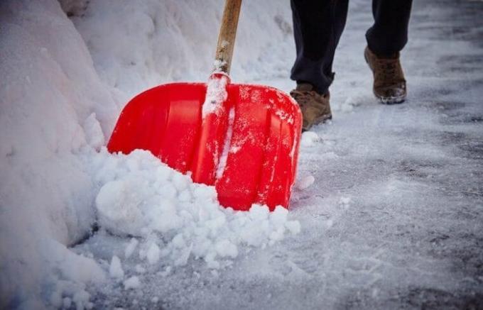 En enkel måde at smelte is og sne fra vej til at rydde et hus eller garage