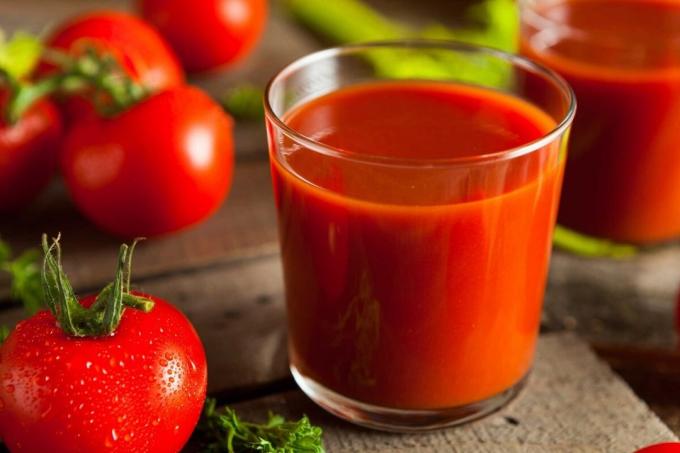 Hvad er fordelen ved tomatsaft og til hvem det kan være kontraindiceret