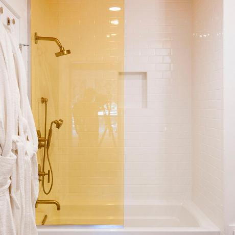10 ideer til, hvordan man laver en lille badeværelse visuelt mere rummelig