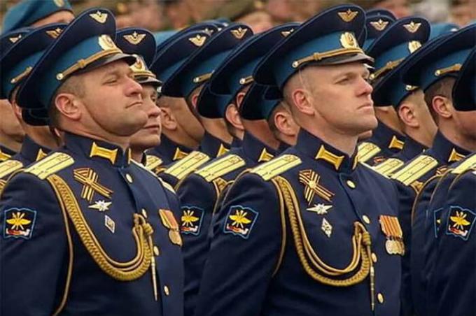 Faner på den nye officer uniform: hvad de betyder