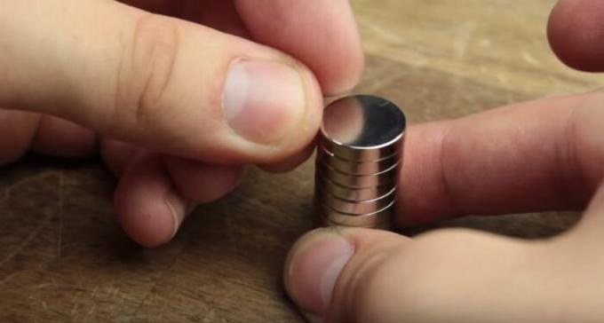 Vi gør magneter. / Foto: youtube.com. 