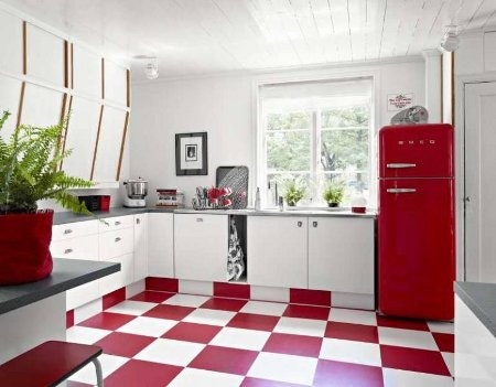 rødt køkken med hvidt