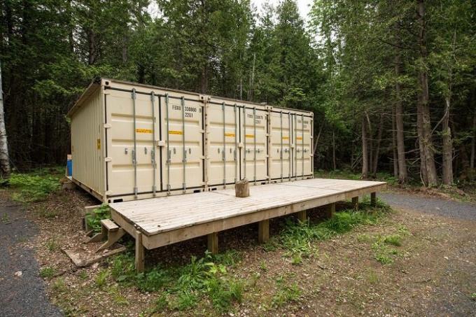 Canadiske håndværker bygget en selvforsynende hus beholder.