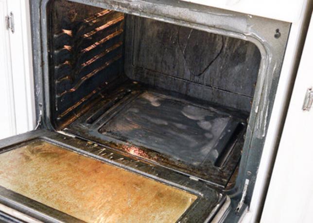 Anvende midlet på den indre overflade af ovnen