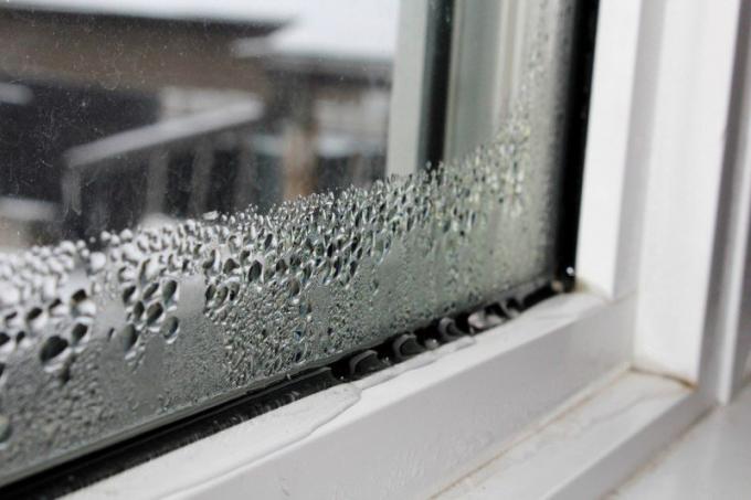 Hvordan at slippe af med kondens på PVC-vinduer og fugtig på pisterne