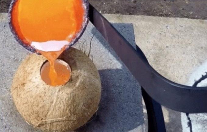 Blogger spektakulær eksperiment udført ved at fylde det smeltede kobber kokosnøddeskaller