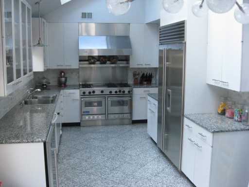 Billedet viser en klassisk designmulighed: et gråt køkken og hvide møbler.