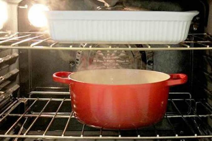 Husråd: En enkel og effektiv måde at rense ovnen for fedt og sod