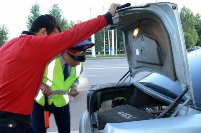 Hvorfor kan ikke åbne bagagerummet af bilen foran færdselspolitiet inspektør: Hvad du behøver at vide om disse situationer