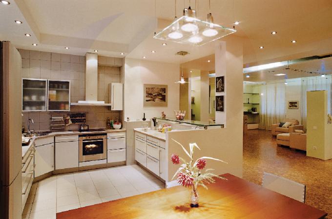Mulighed for at dekorere lofter i køkkenet med kombineret belysning