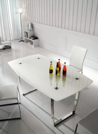 Spisebord i hvidt glas.